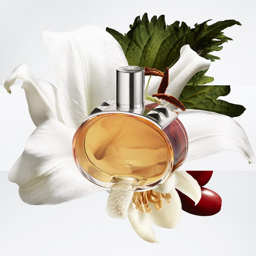 Christine Nagel Épanouit Le Chypre D'Hermès Avec Barénia Pleine Fleur Flacon Hermès Barénia Pleine Fleur entouré de lys blanc, fleur d'oranger et baies miracle