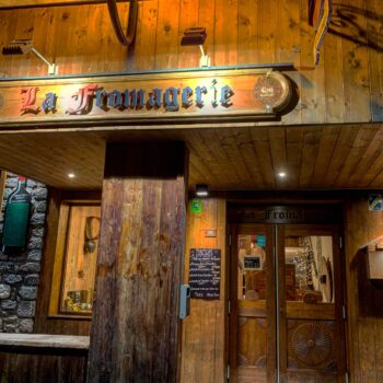 Devanture en bois de La Fromagerie, crémerie et restaurant à Méribel