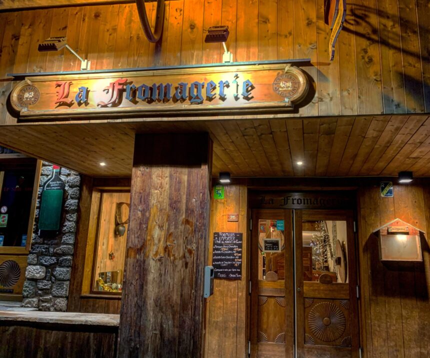 À Méribel, La Fromagerie Perpétue Le Goût Savoyard En Famille Devanture en bois de La Fromagerie, crémerie et restaurant à Méribel
