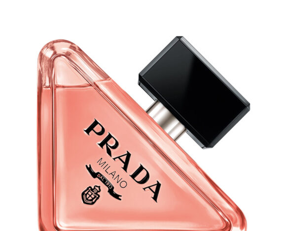 Prada Paradoxe — Flacon Triangle Prada Paradoxe, eau de parfum dans son flacon triangulaire rose corail au capot noir