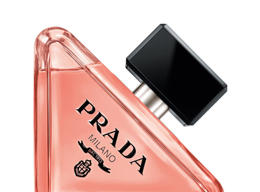 Prada Paradoxe — Flacon Triangle Prada Paradoxe, eau de parfum dans son flacon triangulaire rose corail au capot noir