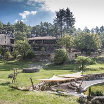 Le Domaine du Taillé et ses bassins dans la nature ardéchoise