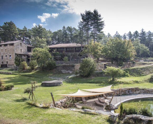 Le Domaine du Taillé et ses bassins dans la nature ardéchoise Le Domaine du Taillé et ses bassins dans la nature ardéchoise
