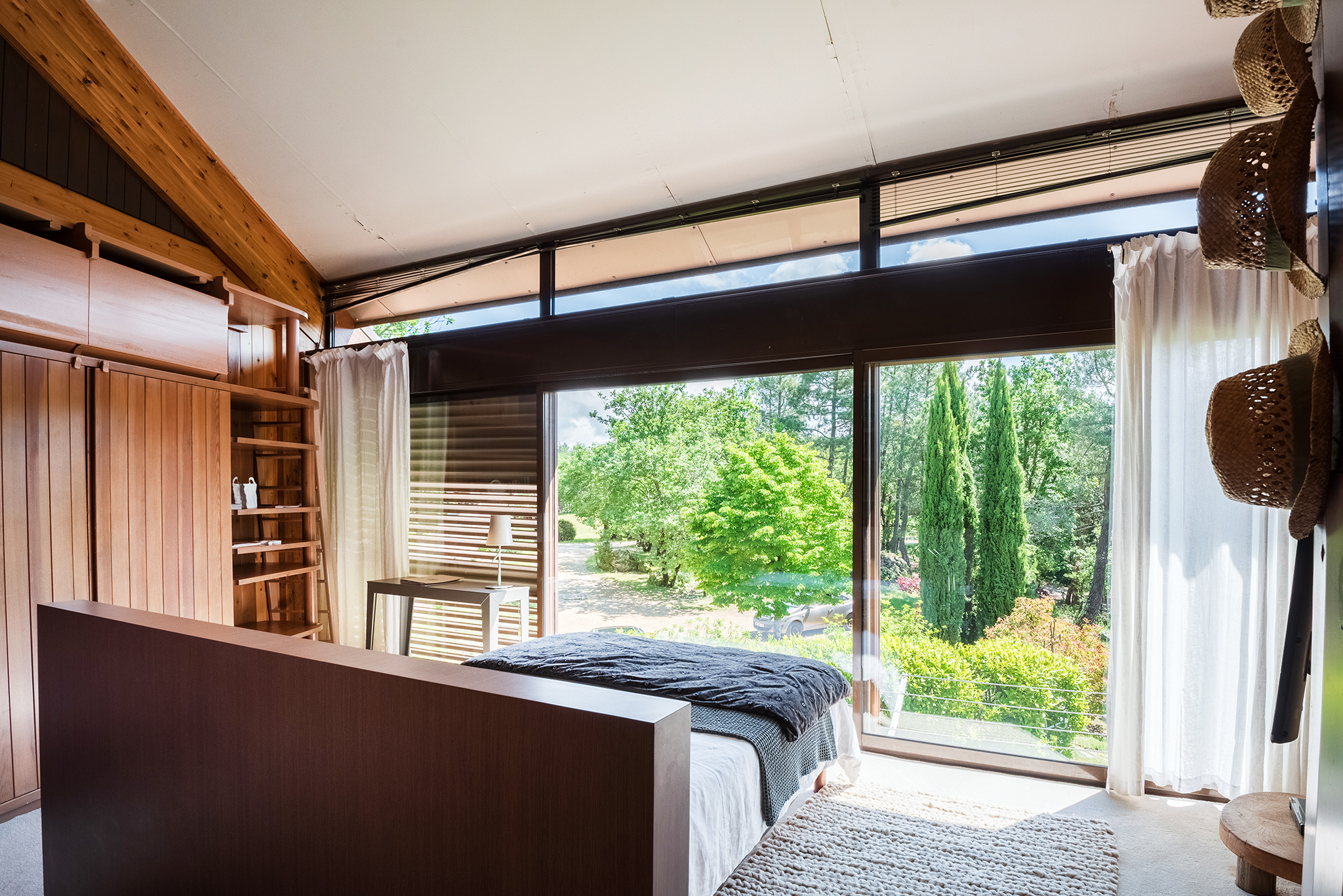 Une chambre de la Villa Alto au Domaine du Taillé, ouverte sur le jardin