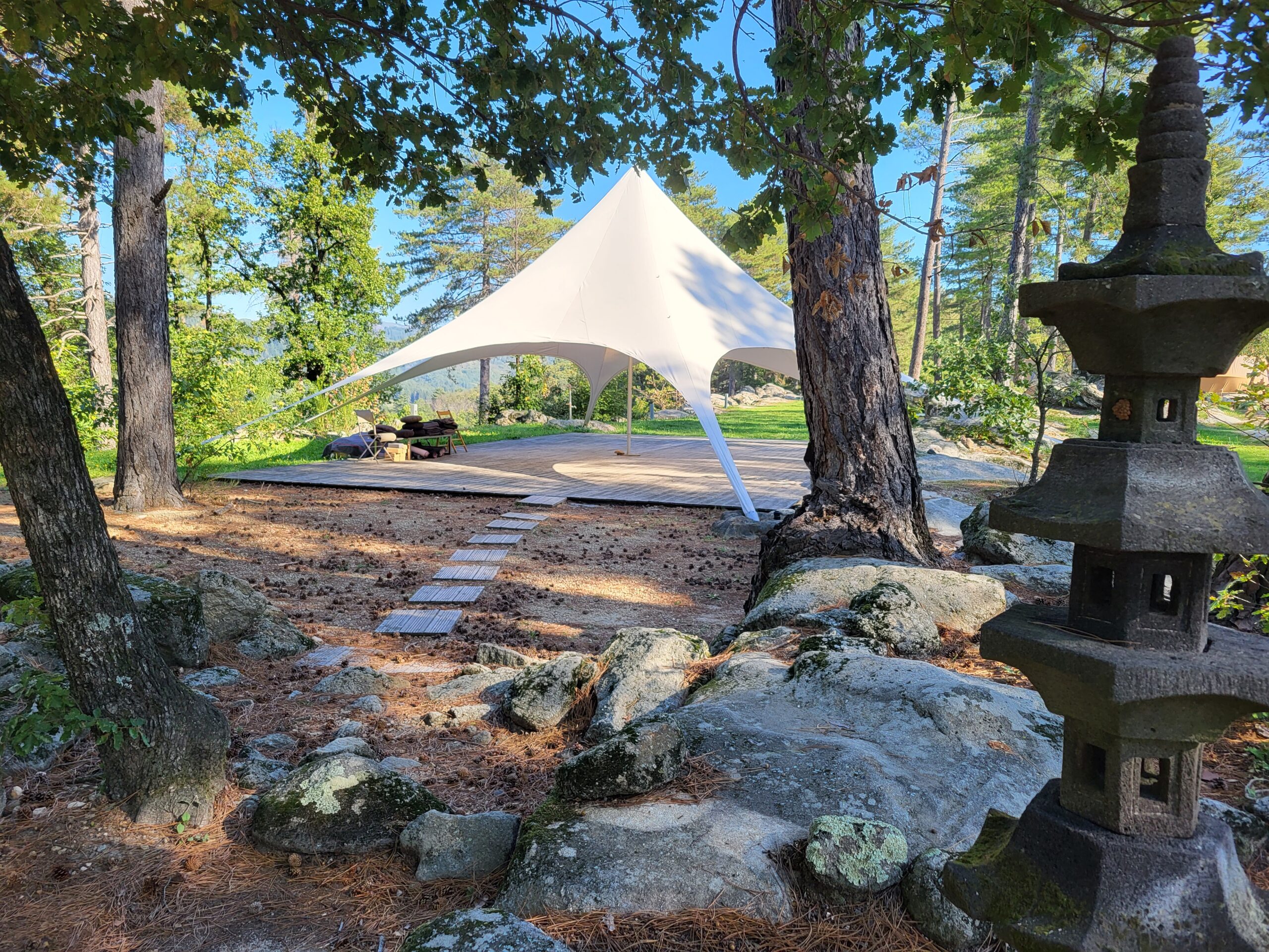 Le dojo en plein air du Domaine du Taillé, dans son jardin