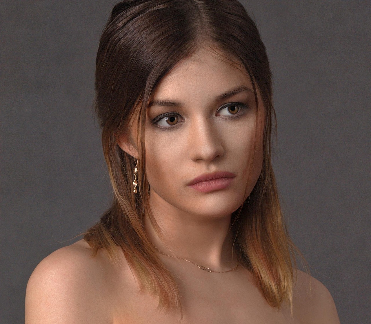 Collier fin et boucles dorées pour une allure minimaliste