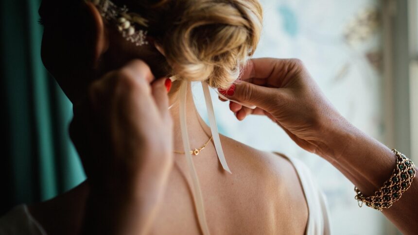 or-elegance-collier-mariage Collier et bijoux dorés portés avec une tenue de mariage