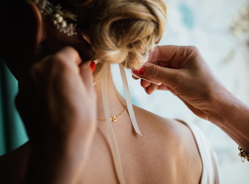 or-elegance-collier-mariage Collier et bijoux dorés portés avec une tenue de mariage